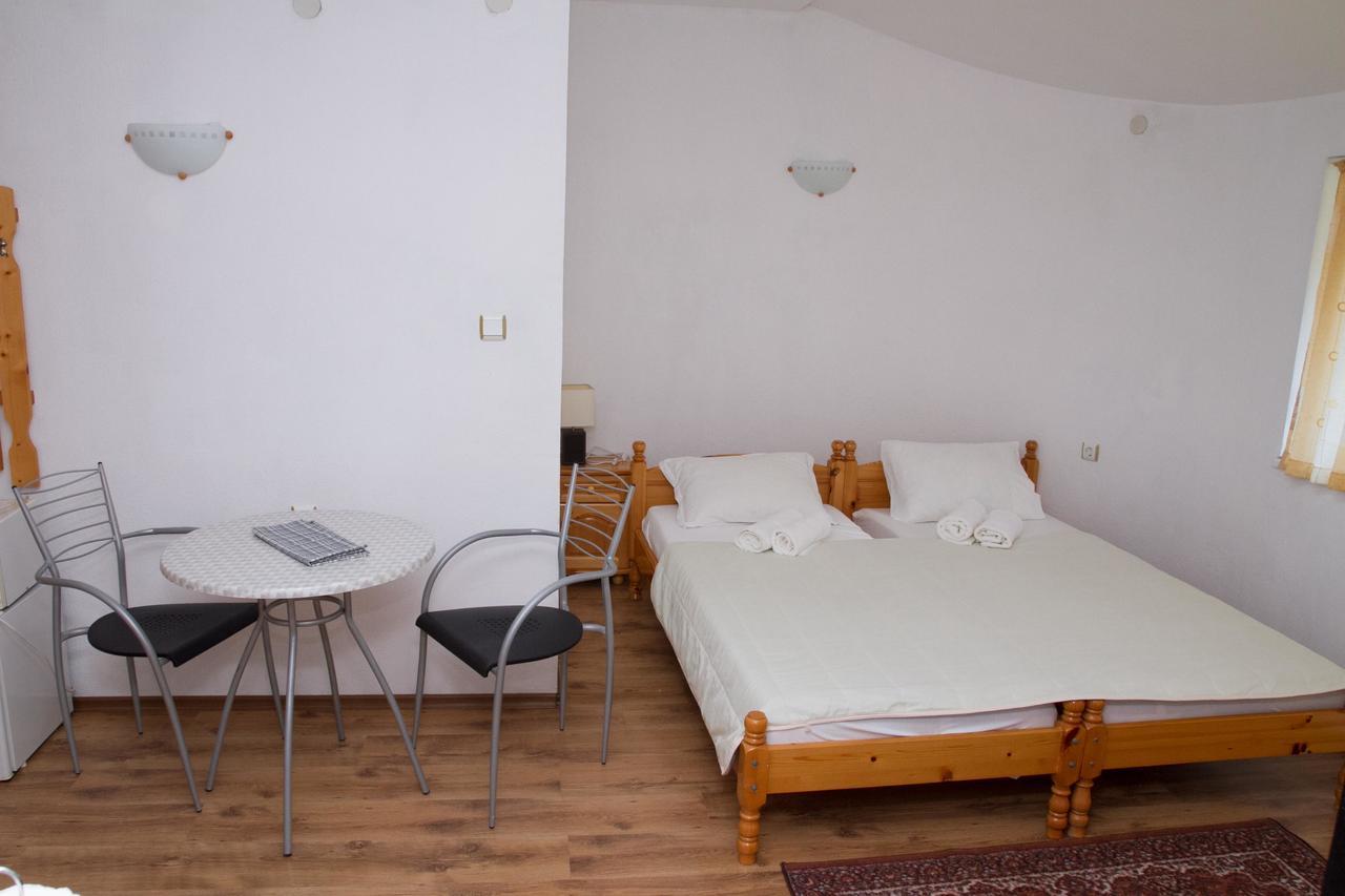 Guest House Sokratovi Обзор Екстер'єр фото